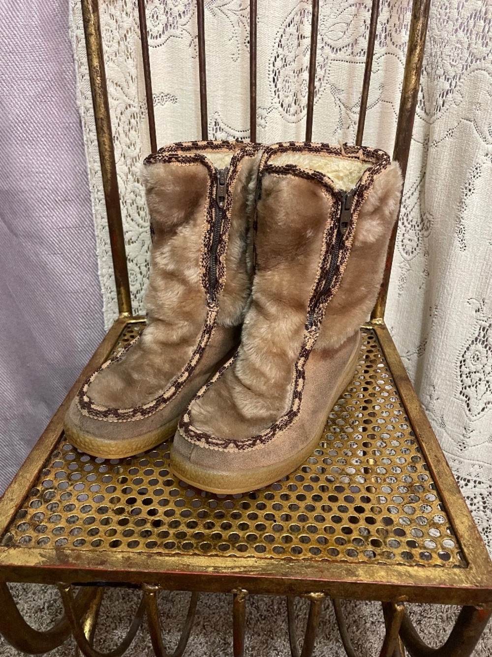 Yodelers:vintage brown sueede boots with faux fur lining